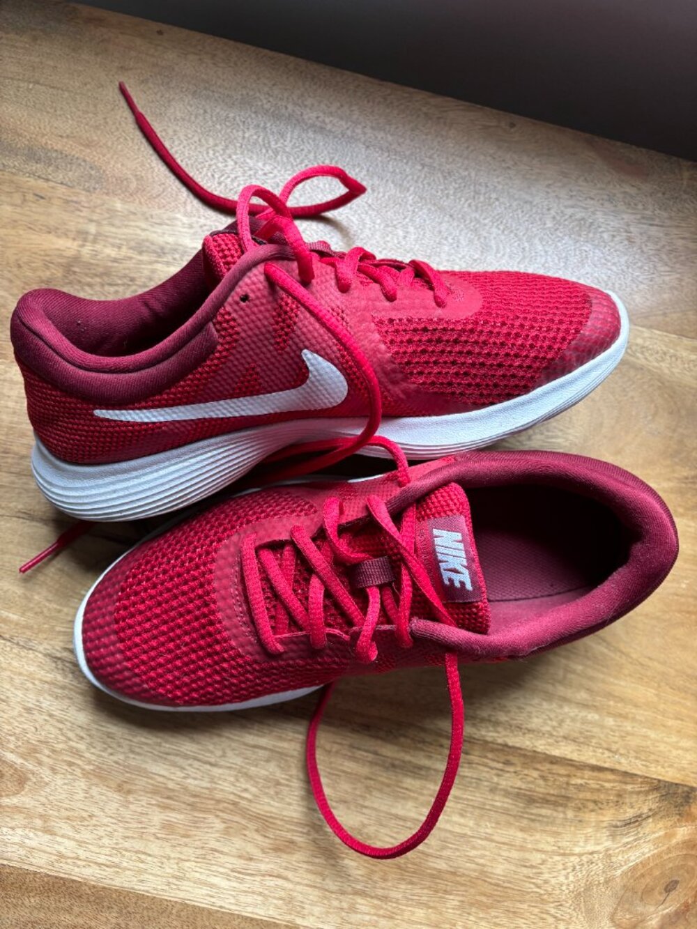 KIDS RED NIKE SNEAKER REVOLUTION SHOE SIZE 6Y (WOMENS SIZE 7.5) - Picture 3 of 5